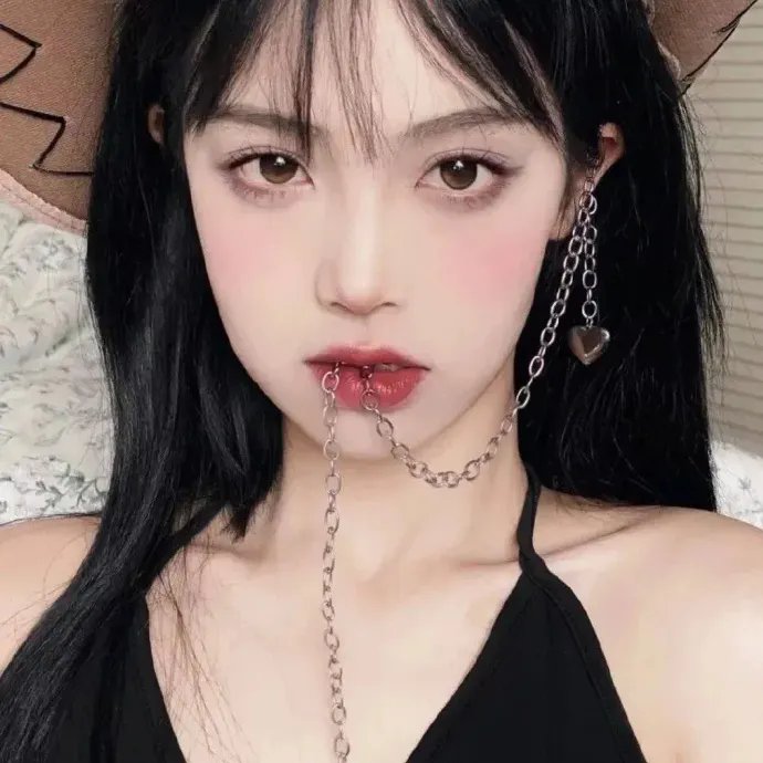 战火中的女神封面